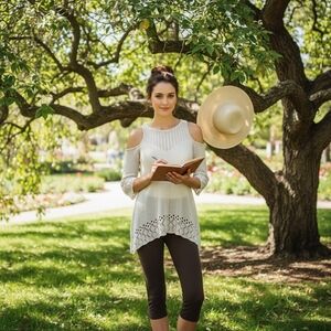 LC Lauren Conrad Cream Knit Lace Hem Cold‑Shoulder Asymmetrical Tunic – Size XS